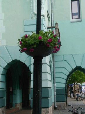 На міських світильниках Мукачева комунальники почали встановлювати вазони з квітами – 03