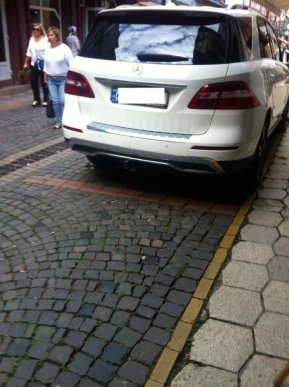 У Мукачеві муніципали складають протоколи на власників автівок за паркування в пішохідних зонах – 01