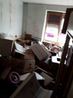 Ужгородці скаржаться на жінку, яка перетворила свою квартиру на сміттєзвалище, – соцмережі – 04