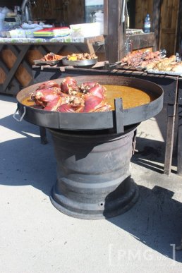 У Мукачеві розпочався фестиваль "Огинь і мнясо": асортимент та ціни – 29