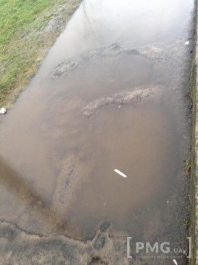 Окремі вулиці, тротуари та частина набережної Мукачева – у воді. Люди не приховують обурення – 07 Окремі вулиці, тротуари та частина набережної Мукачева – у воді. Люди не приховують обурення – 07
