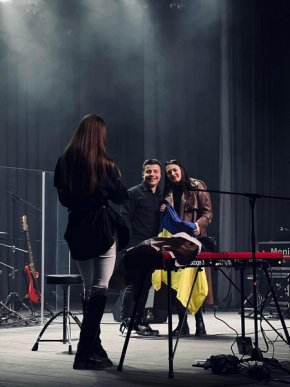 У Мукачеві з концертом виступив відомий український співак – 04 У Мукачеві з концертом виступив відомий український співак – 04