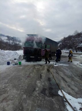 Біля АЗС у Нижніх Воротах горіла вантажівка – 03