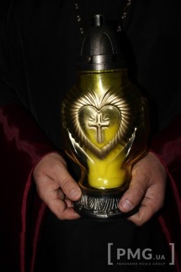 Мукачівці зустріли Благодатний Вогонь, який зійшов у Єрусалимі – 07