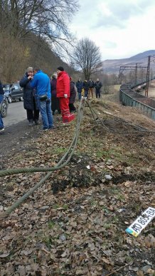 Жахлива ДТП біля Малого Березного: автобус з людьми вилетів з дороги і зірвався у прірву на залізничну колію – 04