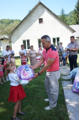 В рамках благодійної акції до Дня знань нові ранці отримали близько 3800 першокласників Тячівщини та Рахівщини – 07 В рамках благодійної акції до Дня знань нові ранці отримали близько 3800 першокласників Тячівщини та Рахівщини – 07