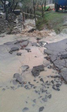 На Свалявщині піднялась вода: знищено переходи та асфальтове покриття – 04