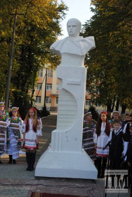 В час кризи у Мукачеві відкрили ще один пам’ятник Тарасу Шевченку (ФОТОРЕПОРТАЖ) – 09