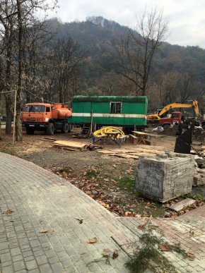 У парку "Дружба" в Хусті, який планують відкрити весною 2016 року, висадили дерева – 09