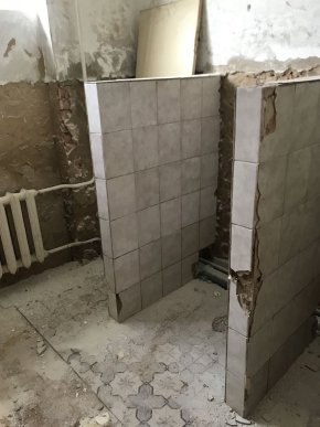 В одній із шкіл Мукачева ремонтують вбиральні – 01