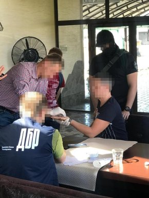 На Закарпатті затримали митника при отриманні хабара – 03