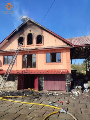 На Рахівщині горів двоповерховий будинок – 02