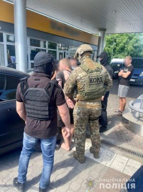 Поліцейські показали затримання мукачівських наркоторговців – 01 Поліцейські показали затримання мукачівських наркоторговців – 01