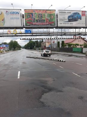 У Мукачеві водій вантажівки пошкодив обмежувач руху – 01