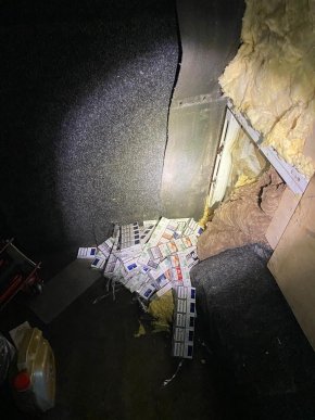 Чоловік намагався незаконно провезти через кордон 250 пачок сигарет – 03