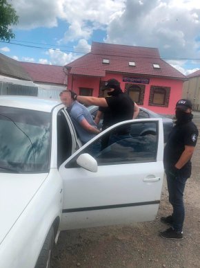 Ще один закарпатський посадовець попався на хабарі – 01