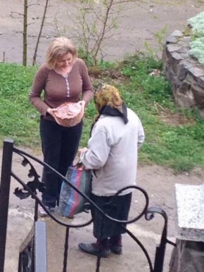 Малозабезпечені, одинокі та хворі мешканці Рахівщини і Тячівщини отримали паски – 03