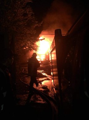 У Мукачеві горіли гаражі з автомобілями – 03