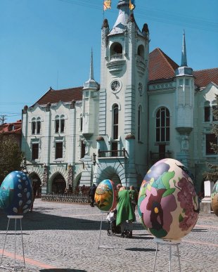 Центр Мукачева прикрасили великими великодніми писанками – 04