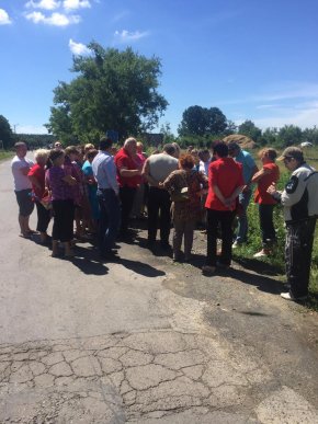 Жителі Часлівців через відсутність води ледь не перекрили трасу "Київ-Чоп" – 01