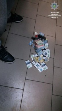 Патрульні затримали "на гарячому" чоловіка, який проник у магазин – 01