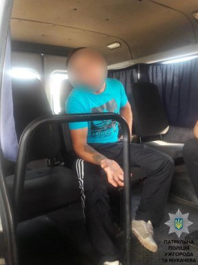 Грабіж у Мукачеві: у чоловіка відібрали телефон та готівку – 01