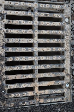 На вулиці Петефі у Мукачеві укладають бруківку – 04