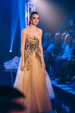 Мода заради життя: на Закарпатті відбувся ІІІ-й благодійний показ мод дизайнерки Роксолани Новак – 45