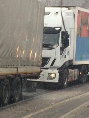 На Карпатських перевалах через сильні снігопади утворились кількакілометрові затори – 06