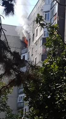 В одній із багатоповерхівок Ужгорода горить квартира – 02