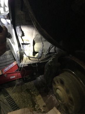 Закарпатські митники через приховані сигарети вилучили BMW українця, що прямував до Берліна – 02