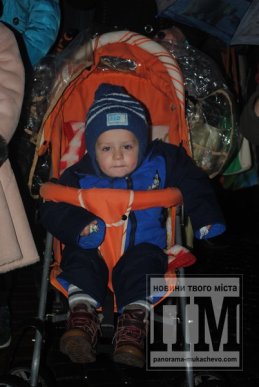 У Мукачеві святковими вогнями запалили головну новорічну красуню міста (ФОТОРЕПОРТАЖ) – 05 У Мукачеві святковими вогнями запалили головну новорічну красуню міста (ФОТОРЕПОРТАЖ) – 05