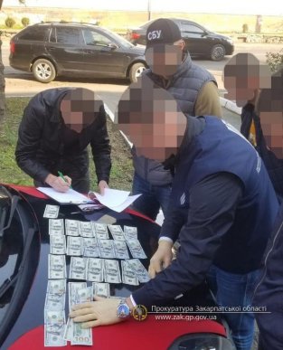 Поліцейського спіймали при отриманні 3000 доларів – 02 Поліцейського спіймали при отриманні 3000 доларів – 02