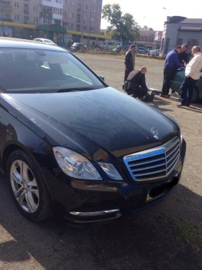 Колишньому заступнику мера Ужгорода Іштвану Цапу намагалися спалити "Мерседес" – 02