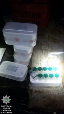 Патрульні зупинили мікроавтобус, водій якого може бути причетний до крадіжки медикаментів – 04