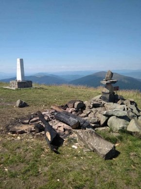 Вандали порубали і спалили 8-метровий хрест на горі Полонина Руна – 01