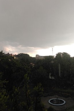 В Ужгороді паде дощ з градом – 05