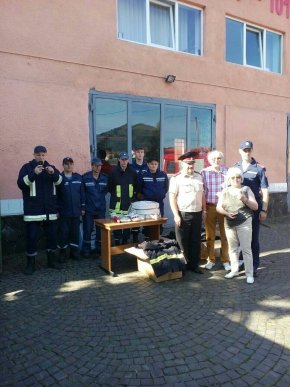 Ветеран-пожежник з Німеччини вручив мукачівським рятувальникам професійний спецодяг – 02