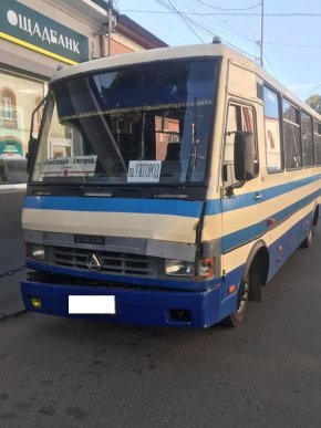 У Берегові рейсовий автобус "Виноградів – Ужгород" зіткнувся з пасажирським мікроавтобусом – 01