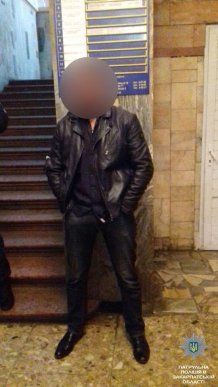 У Мукачеві нетверезий чоловік нецензурно висловлювався у бік полісменів та чіплявся за їх одяг – 04