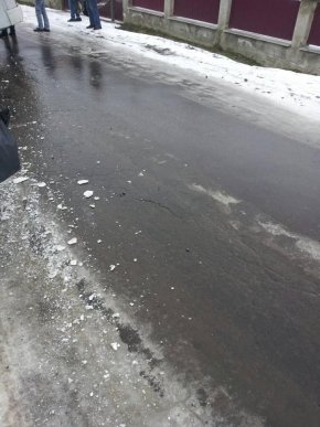 Наслідки ожеледиці: рейсовий автобус зніс огорожу і в’їхав на подвір’я – 02 Наслідки ожеледиці: рейсовий автобус зніс огорожу і в’їхав на подвір’я – 02