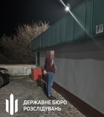Два інспектори Закарпатської митниці за 8 тисяч доларів планували переправити чоловіка за кордон – 01
