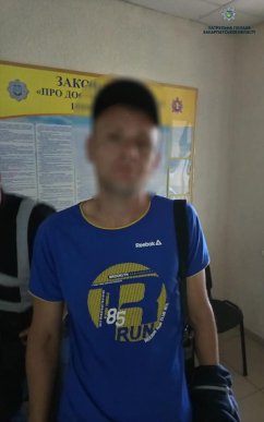 Вулицями Ужгорода розгулював чоловік, у якого була граната – 01