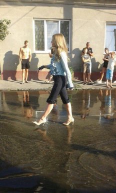 Ольга Фреймут завітала до Хуста та пройшлася на каблуках по місцевих калюжах – 06