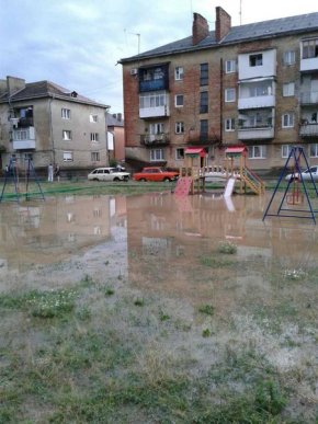 Негода створила у Мукачеві водні атракціони для дітей – 08