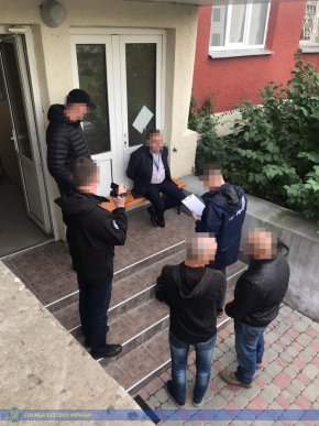 СБУ затримала посадовця, який брав хабарі – 01