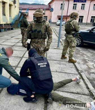 Спецоперація на території одного з автовокзалів Закарпаття: поліція оприлюднила подробиці – 03