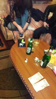 В одному з готелів Ужгорода правоохоронці затримали повію та звідницю – 02