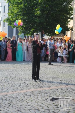 У центрі Мукачева відбувся урочистий парад випускників (ФОТО) – 25