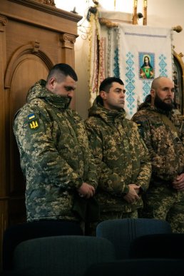 У Мукачеві навколішках прощалися з полеглим Героєм – 02